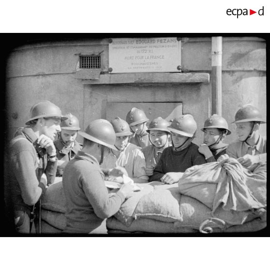 Un vaguemestre du 172e RIF distribue le courrier à des soldats français au blockhaus du pont de Kehl à Strasbourg.