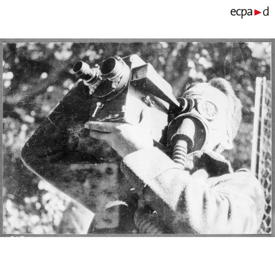 Plan américain d'un opérateur de prise de vue qui filme avec un ANP sur le visage.