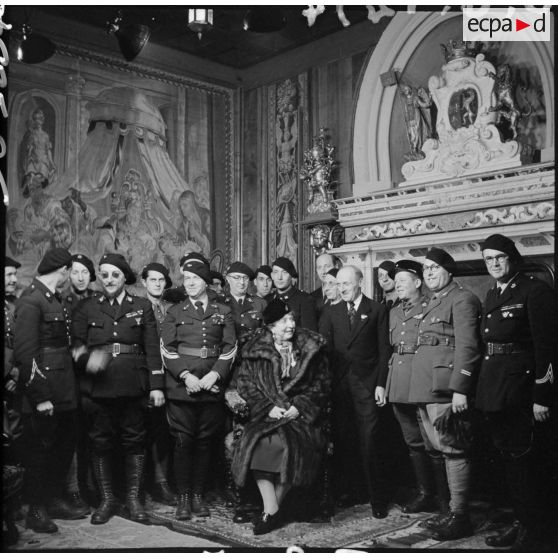 Photographie de groupe de la duchesse de Vendôme entourée d'officiers du 86e BCA.