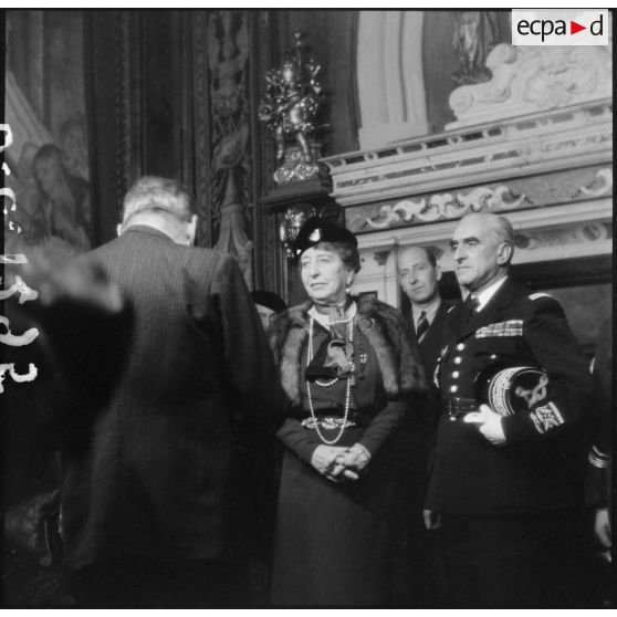 Photographie de groupe de la duchesse de Vendôme entourée d'officiers du 86e BCA à l'intérieur du château.
