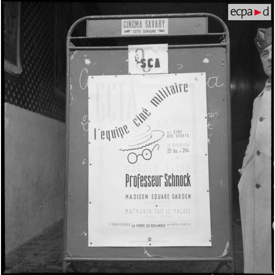 Plan rapproché d'une affiche de cinéma.