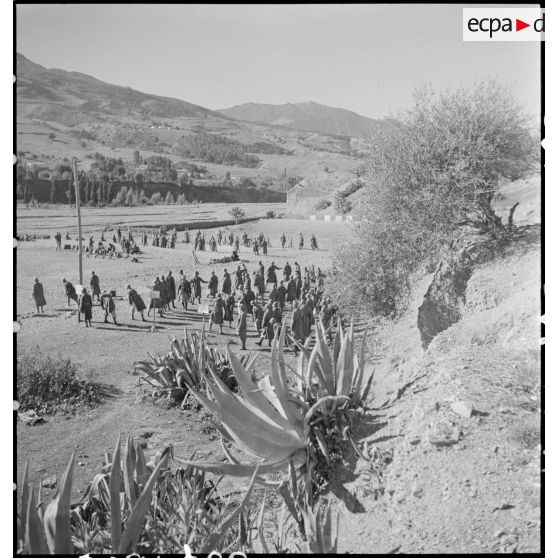 Plan général du terrain d'instruction du 1er RTA, des jeunes recrues s'entraînent au maniement des armes.
