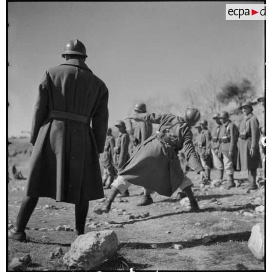 Des jeunes recrues du 1er RTA s'entraînent au lancement de grenades à main inertes sur le terrain d'instruction.