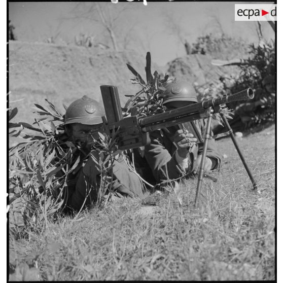 Des tirailleurs du 1er RTA (régiment de tirailleurs algériens) servent un fusil-mitrailleur M24/29.