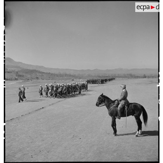 Le 1er RTA défile devant le colonel Creusot sur le terrain de manoeuvre.