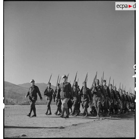 Le 1er RTA défile sur le terrain de manoeuvre.