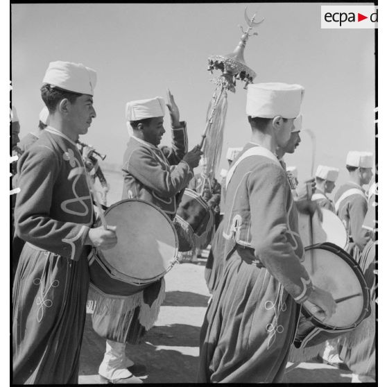 Les tambours et le porteur du chapeau chinois du 1er RTA sont photographiés en plan américain.