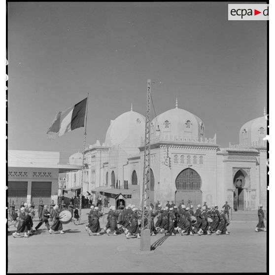 Plan général de la musique du 1er RTA qui défile dans les rue de Blida.