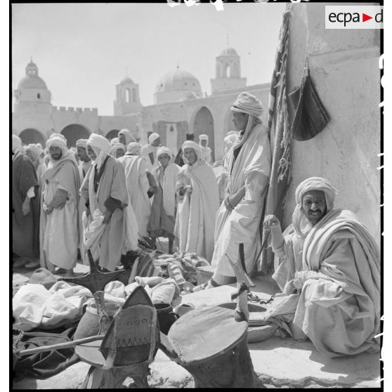 Plan moyen du marché d'El Oued. Au premier plan des selles (des rahla) de méharis.