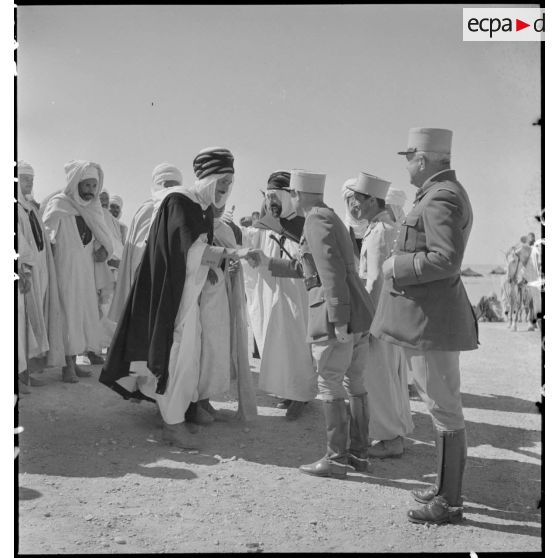 Rencontre entre des officiers d'une compagnie des oasis sahariennes et le caïd de Saada.