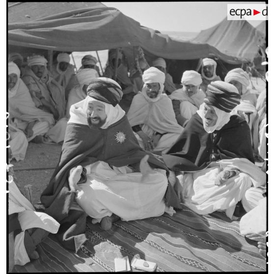 Photographie de groupe du caïd de Saada et du cheik El Arab Ben Ghana.