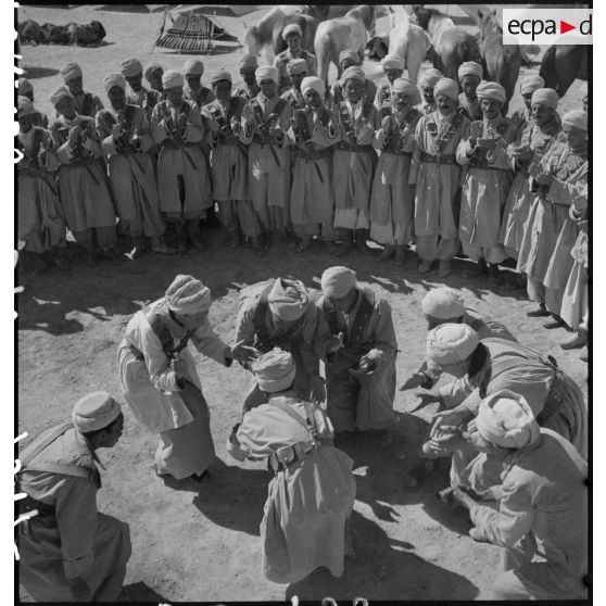 Des spahis algériens se divertissent.