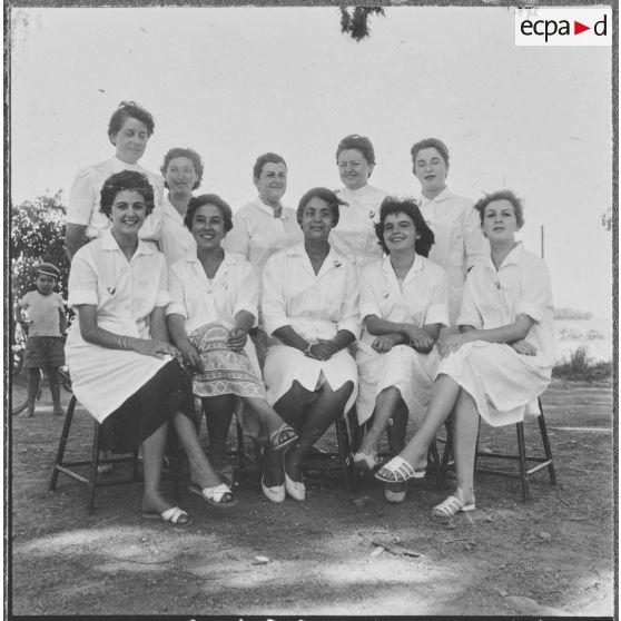 Groupe d'EMSI (équipe médico-sociale itinérante) en Algérie.