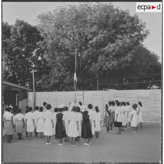 Rouïba. Fête de fin de stage chez les EMSI (équipe médico-sociale itinérante). Lever des couleurs.