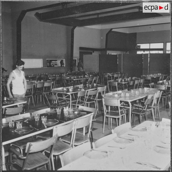 Bône. Centre de repos de la ZNEC (zone nord est constantinois). Salle à manger, transformée le soir en salle de cinéma.