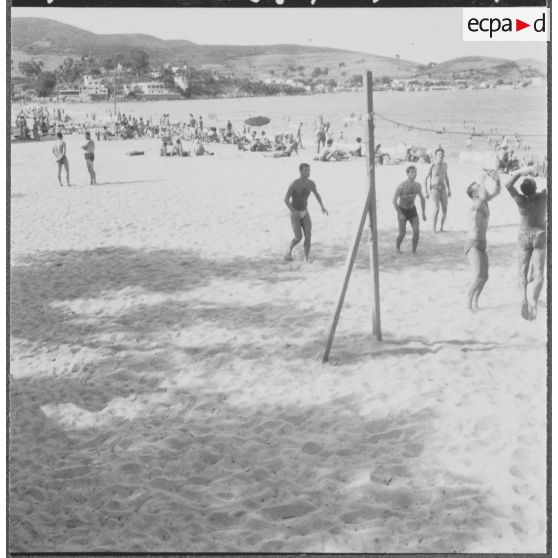 Bône. Centre de repos de la ZNEC (zone nord est constantinois). La plage et ses jeux.