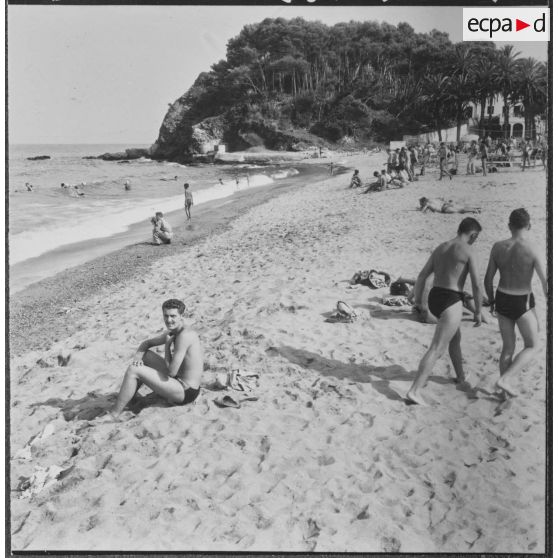 Bône. Centre de repos de la ZNEC (zone nord est constantinois). La plage et ses jeux.