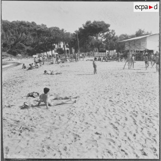 Bône. Centre de repos de la ZNEC (zone nord est constantinois). La plage et ses jeux.