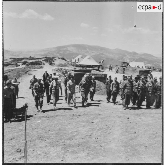 Daouia. Les personnalités arrivent et passent en revue les troupes.