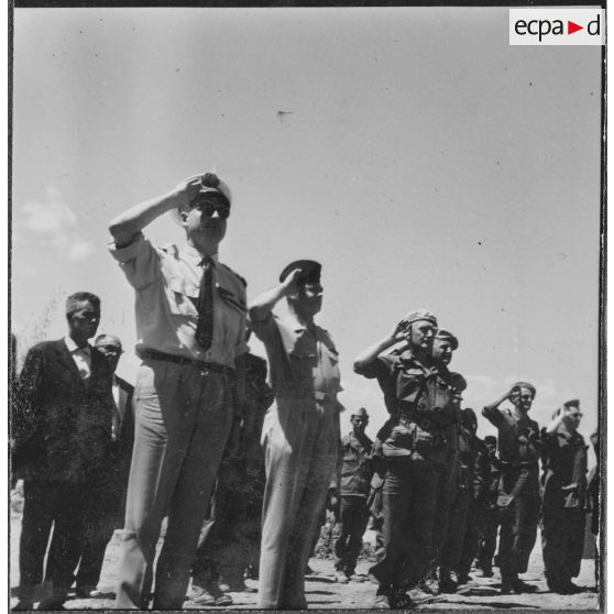 Daouia. Les personnalités arrivent et passent en revue les troupes.