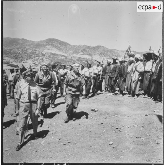 Daouia. Les personnalités arrivent et passent en revue les troupes.