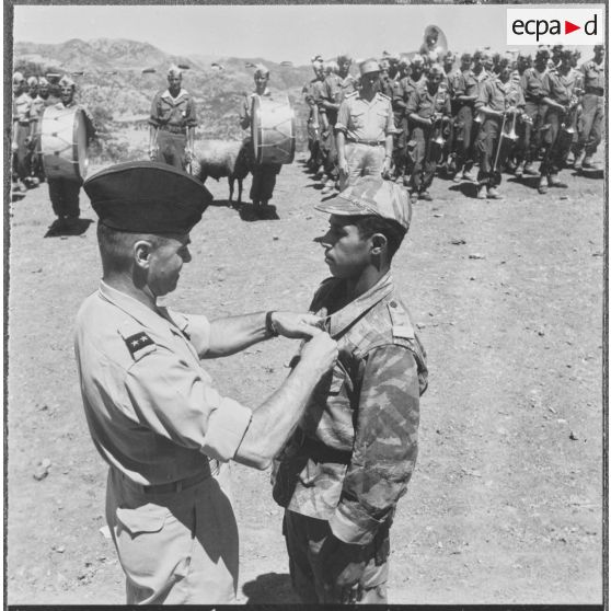 Daouia. Le général Boulanger décore un harki de la valeur militaire.