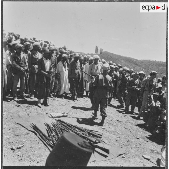 Daouia. Remise de l'armement au groupe d'autodéfense.