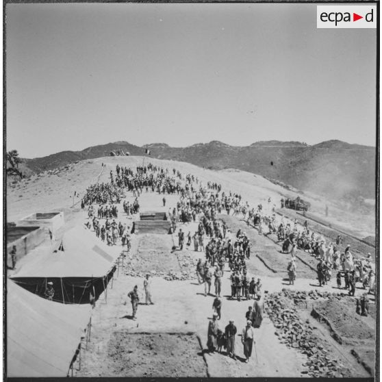 Daouia. La prise d'armes terminée les gens se rendent au repas.