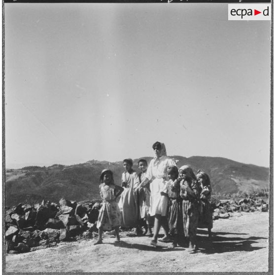 Daouia. Une EMSI (équipe médico-sociale itinérante) entourée d'enfants.