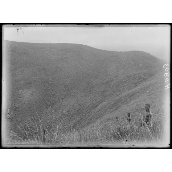 Mbureku, altitude 1315 m. Arêtes d'un ancien cratère. [légende d'origine]