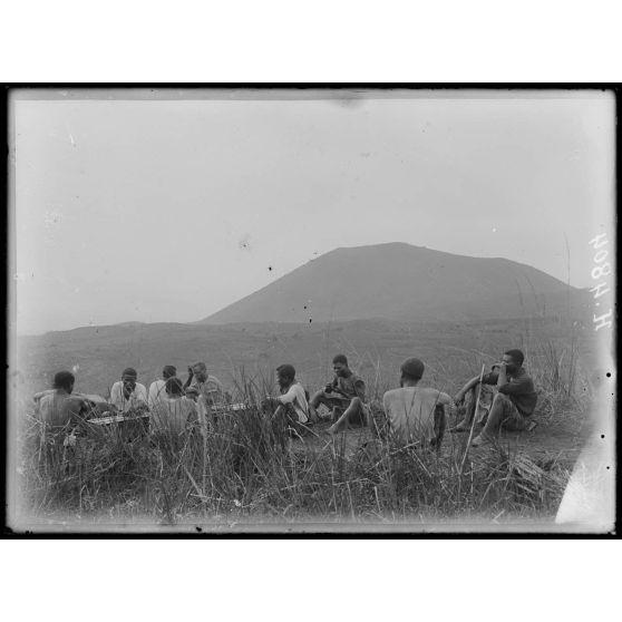 Mbureku, altitude 1315 m. Ancien cratère à l'ouest de Mburuku. [légende d'origine]