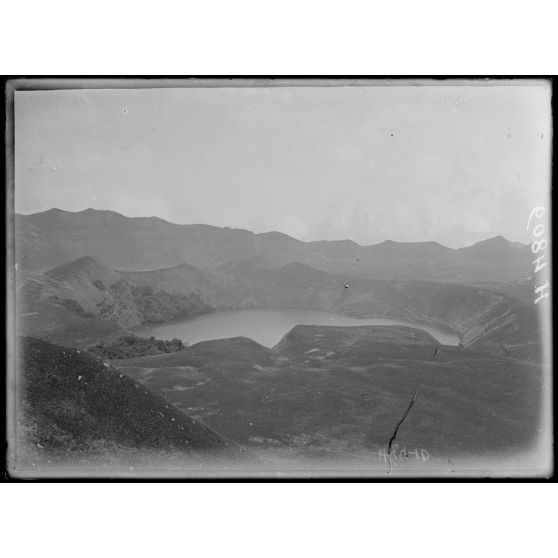 De Mbureku à Poala, altitude 1800 m environ. Le lac de l'Eboga. [légende d'origine]