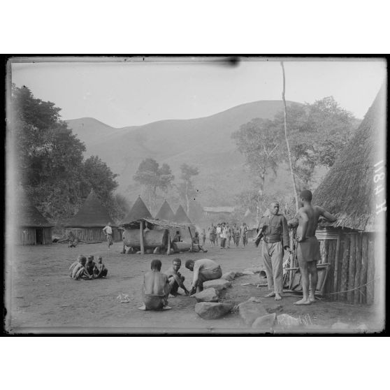 Poala. Le village et le flanc de l'Eboga. [légende d'origine]