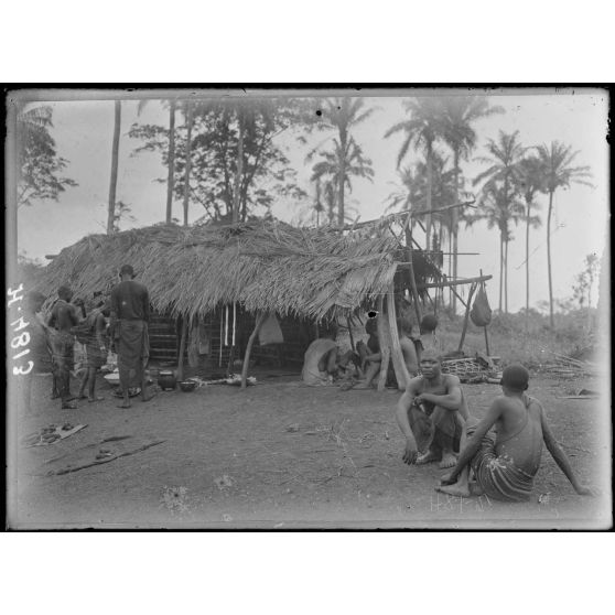 Baré. Marchands haoussas sous leur case. [légende d'origine]
