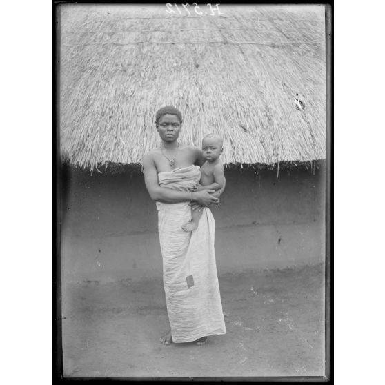 Route de Yaoundé à Yoko. N'ghila. Type de femme Babouté. [légende d'origine]