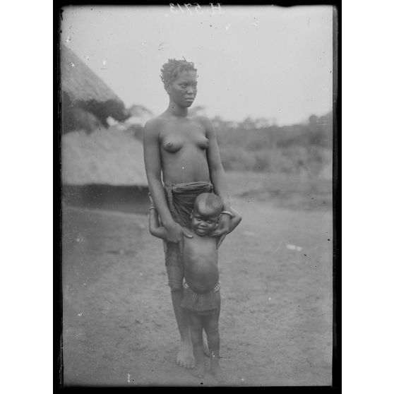 Route de Yaoundé à Yoko. N'ghila. Type de femme Babouté. [légende d'origine]
