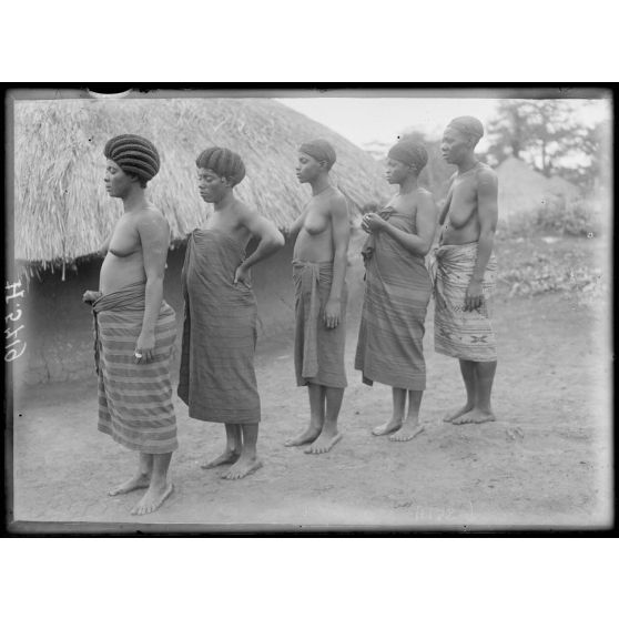 Route de Yaoundé à Yoko. N'ghila. Différents genres de coiffures de femmes, cheveux enduits d'argile. [légende d'origine]