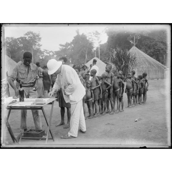 Route de Yaoundé à Yoko. Monken. La vaccination. [légende d'origine]