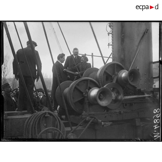 Inauguration de la Foire de Lyon, M.M Herriot et Lignon mettetn en marche l'appareil destiné à la pose de la première pierre du Palais de l'Exposition. [légende d'origine]