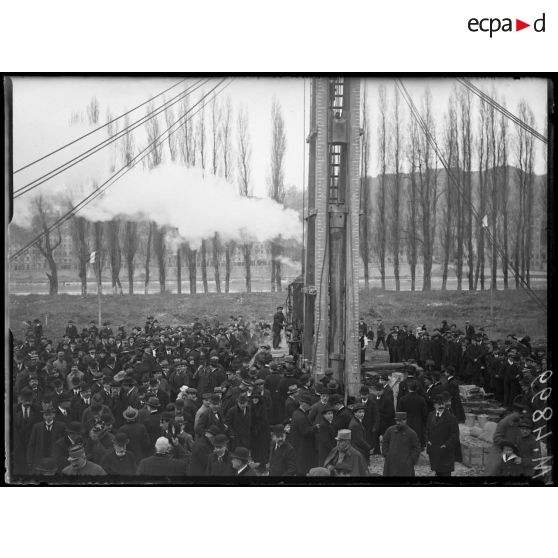 Inauguration de la Foire de Lyon, l'appareil destiné à la pose de la première pierre du Palais de l'Exposition. [légende d'origine]