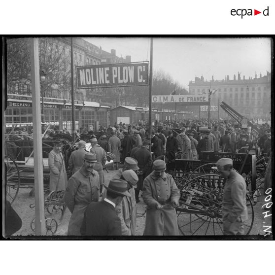 Inauguration de la Foire de Lyon, place Bellecour, l'exposition des machines agricoles. [légende d'origine]