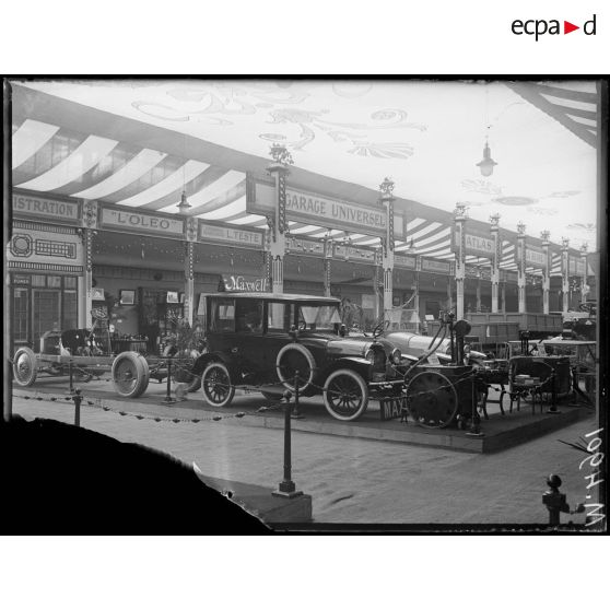 Inauguration de la Foire de Lyon, place Bellecour, l'intérieur du Palais de l'Automobile. [légende d'origine]