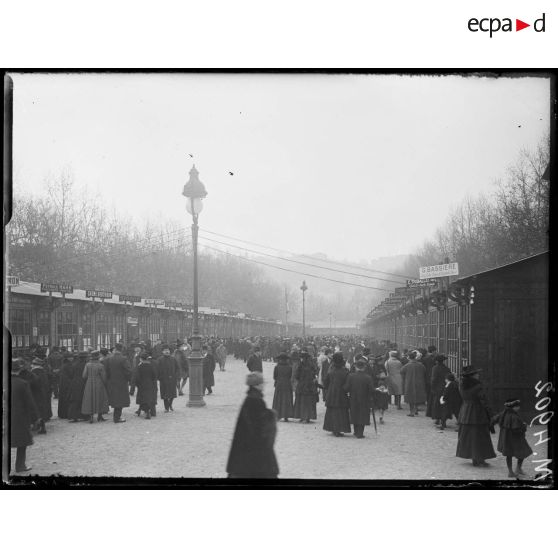 Inauguration de la Foire de Lyon, la foule devant les stands. [légende d'origine]