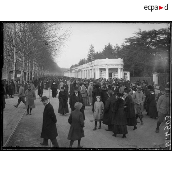 Inauguration de la Foire de Lyon, la foule parcourant l'exposition. [légende d'origine]