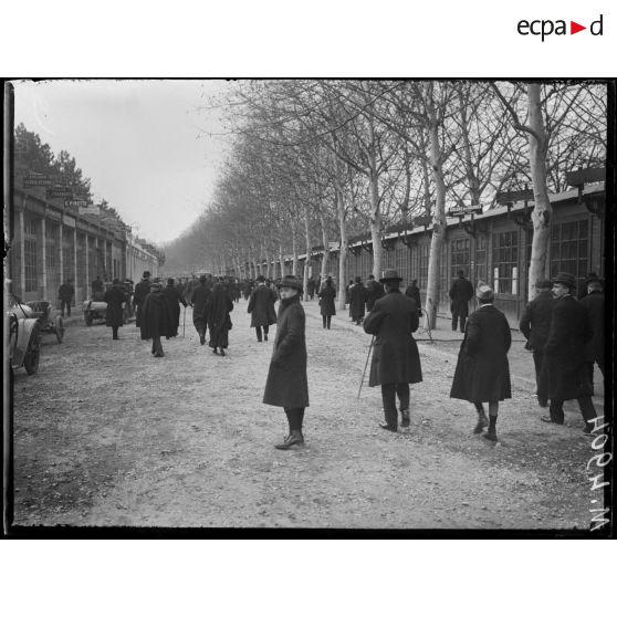 Inauguration de la Foire de Lyon, la foule parcourant les stands. [légende d'origine]