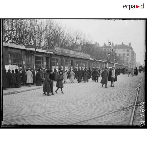 Inauguration de la Foire de Lyon, la foule parcourant les stands. [légende d'origine]