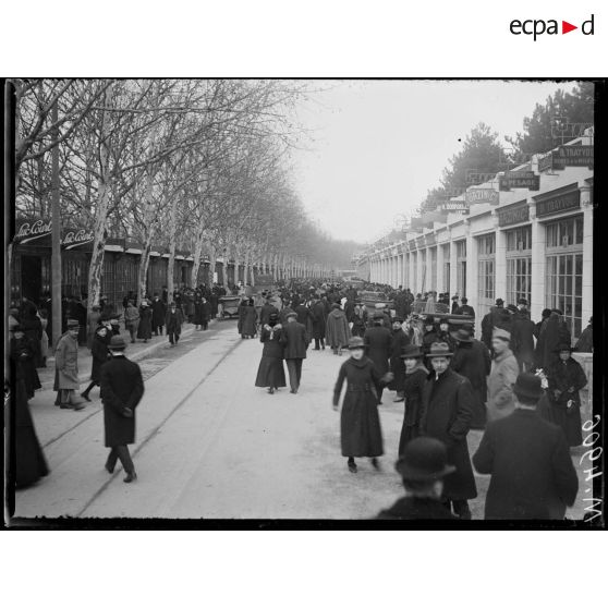 Inauguration de la Foire de Lyon, la foule parcourant les stands. [légende d'origine]