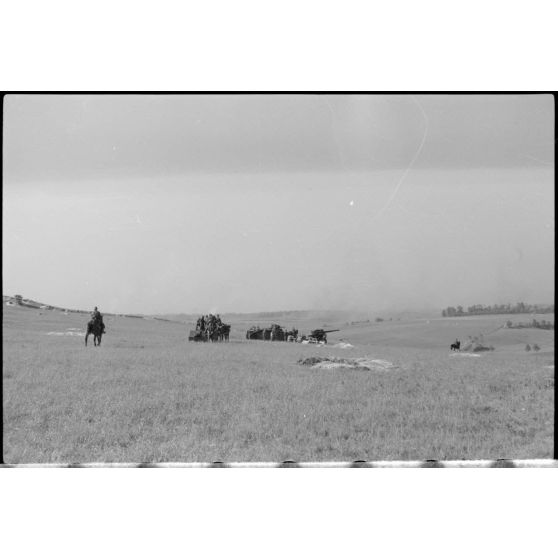 Au loin, le char B1 Bis "Crécy-au-Mont".