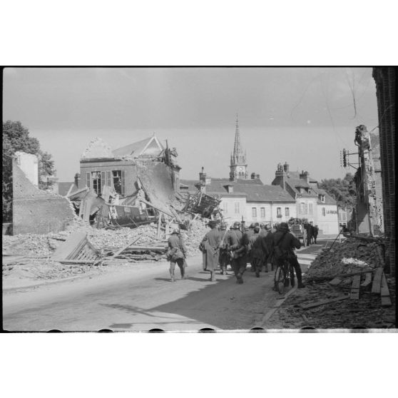 A Abbeville, des prisonniers du 15e régiment d'infanterie (31ème division d'infanterie) clocher de l'église Saint Jacques.