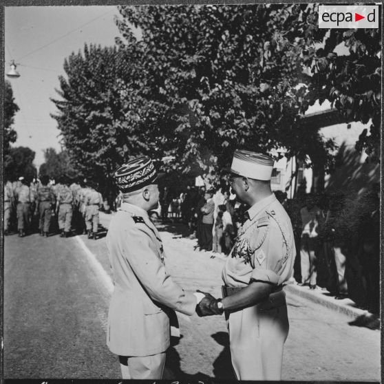 Saint Arnaud. Anniversaire de la création du 3e régiment des tirailleurs (RT). Le général Sauvagnac félicite le colonel Bicaise.